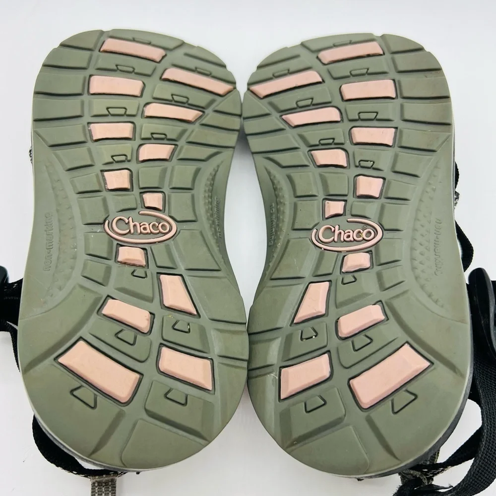 CHACO GIRLS BLACK AND WHITE STRAPPY SANDALS SIZE 1